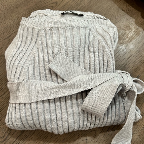 Women’s long sleeve sweater dress slit to side both sides. - Picture 5 of 8